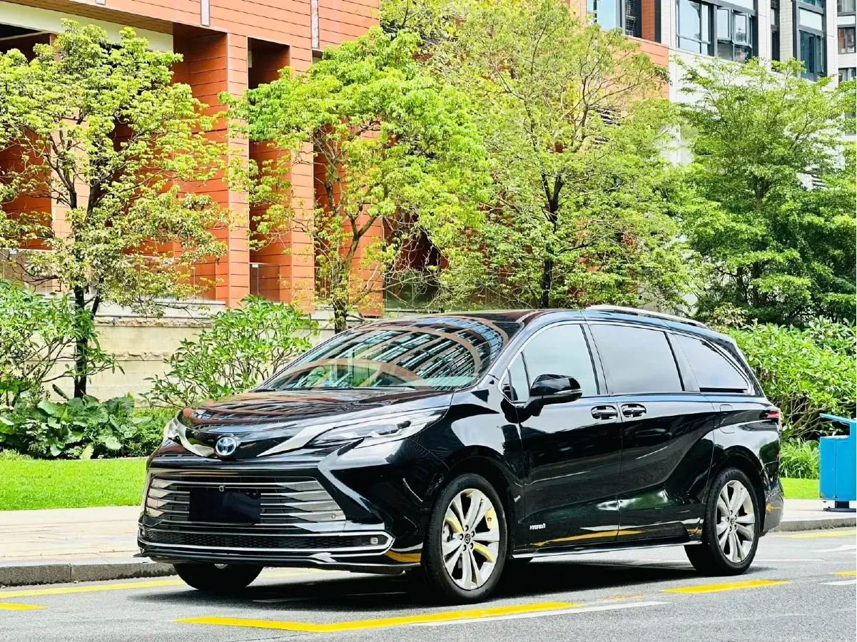 2024 Toyota Sienna 2.5L 189HP L4 E-CVT Hybrid