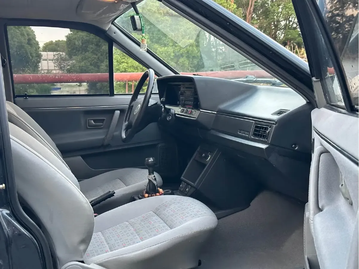 2004 Volkswagen Santana Classic 1.6L 87HP L4 5MT,autocango,china used car exporter,china ev exporter,chinese used car exporter,chinese used ev exporter