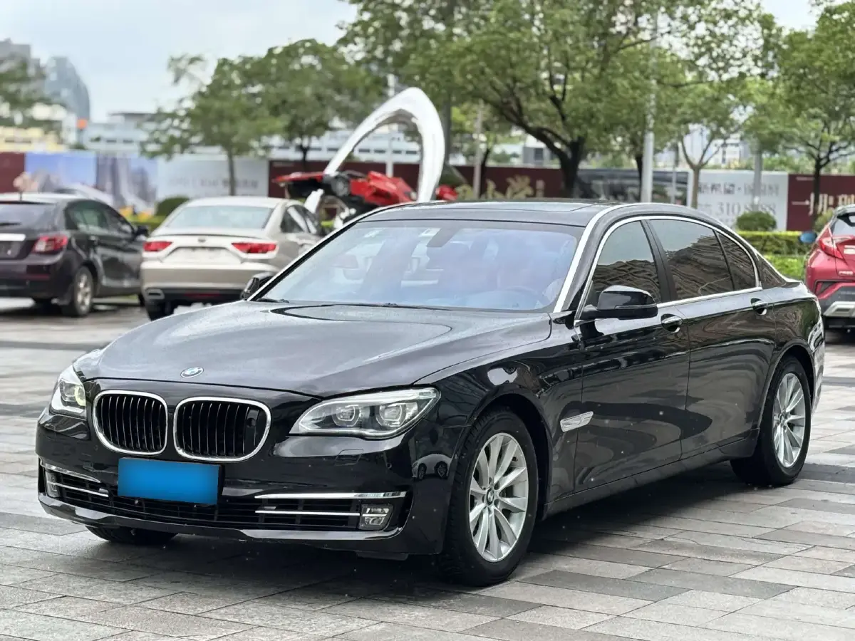 2013 BMW 7 Series 3.0T 320HP L6 8AT