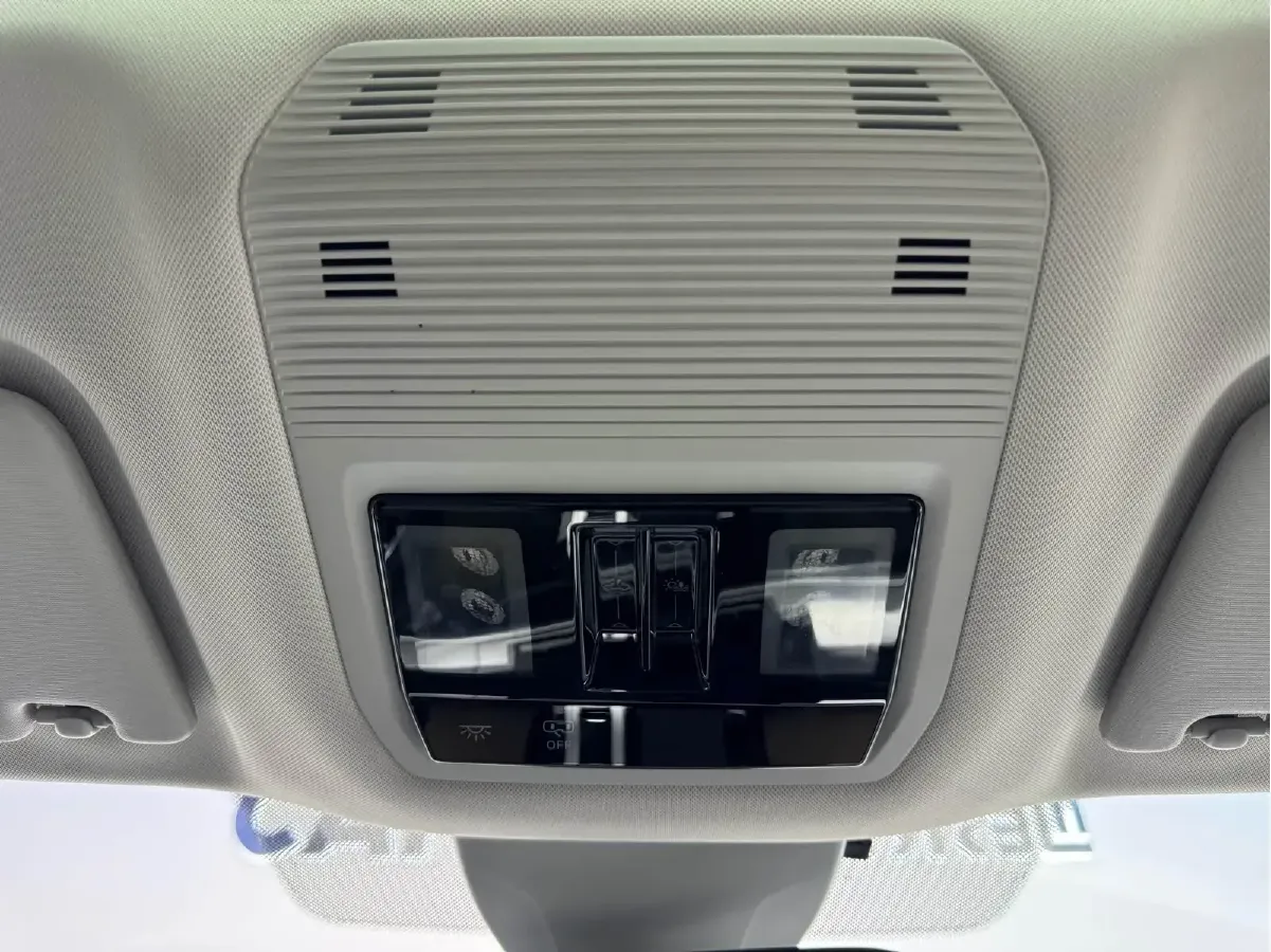 2024 Volkswagen Tavendor 2.0T 220HP L4 7DCT,autocango,china used car exporter,china ev exporter,chinese used car exporter,chinese used ev exporter