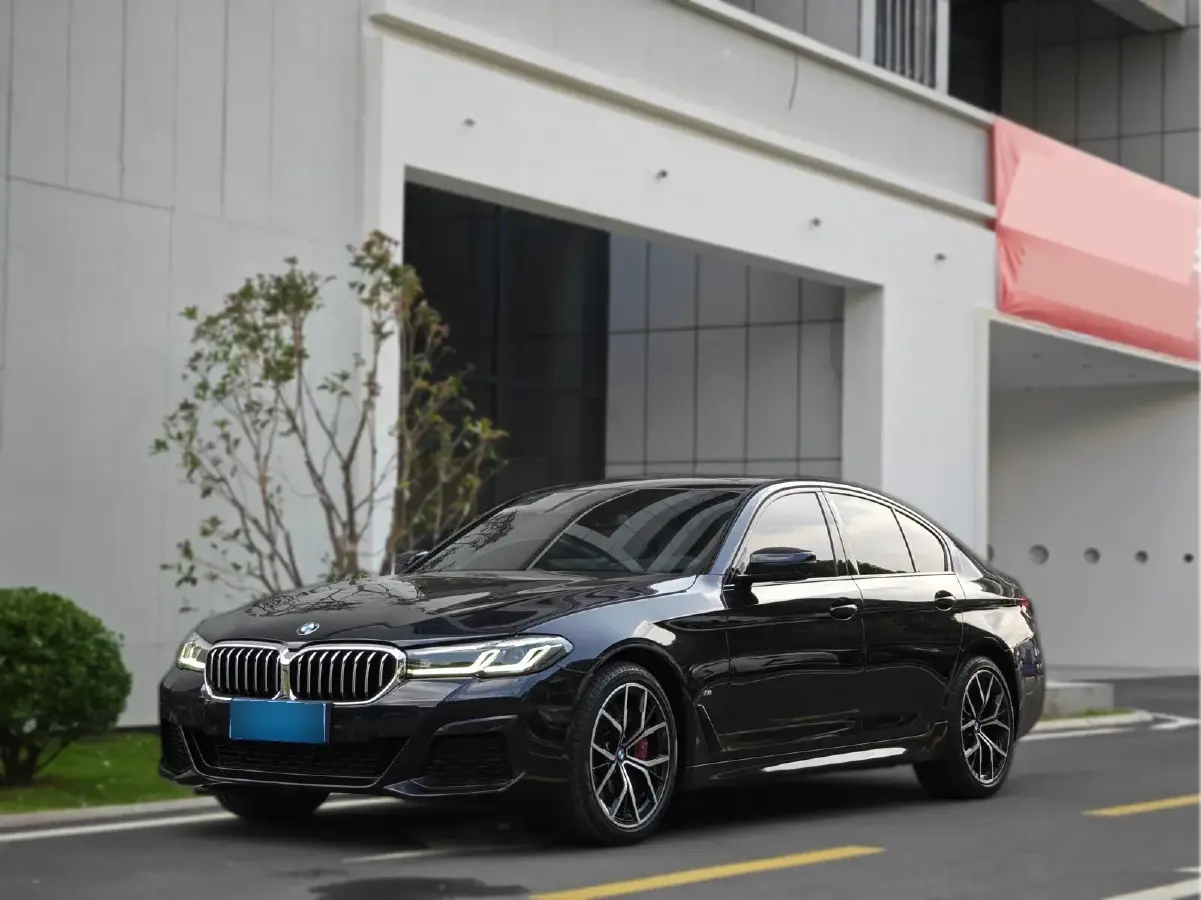 2022 BMW 5 Series 3.0T 340HP L6 8AT