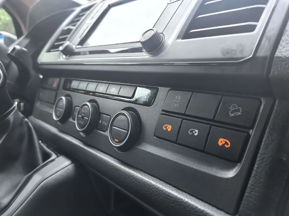 2018 Volkswagen Caravelle 2.0T 204HP L4 7DCT,autocango,china used car exporter,china ev exporter,chinese used car exporter,chinese used ev exporter