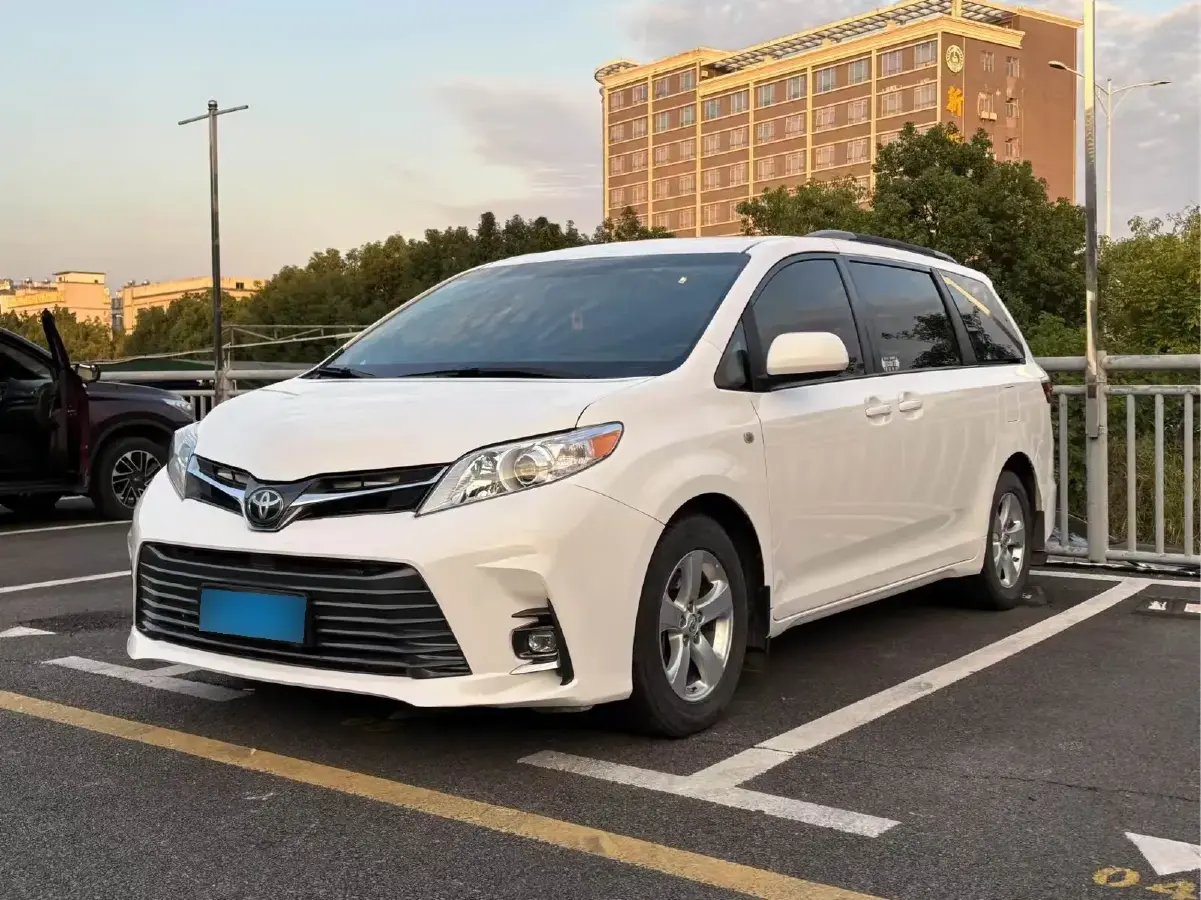2015 Toyota Sienna 3.5L 269HP V6 6AT