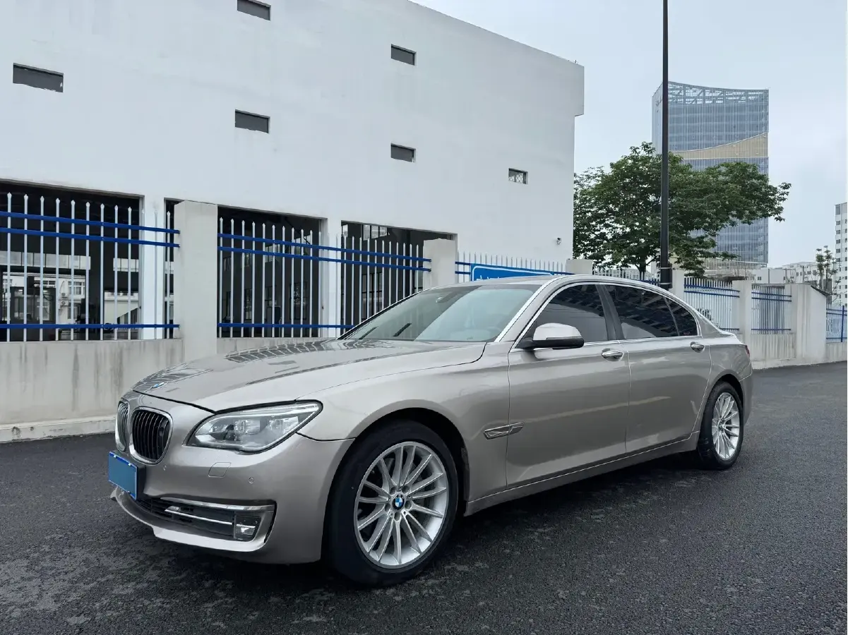 2013 BMW 7 Series 3.0T 320HP L6 8AT