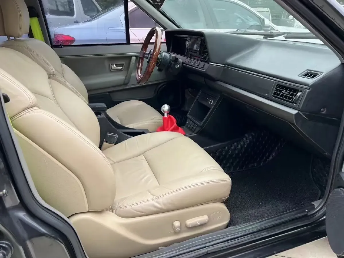 2004 Volkswagen Santana Classic 1.6L 87HP L4 5MT,autocango,china used car exporter,china ev exporter,chinese used car exporter,chinese used ev exporter