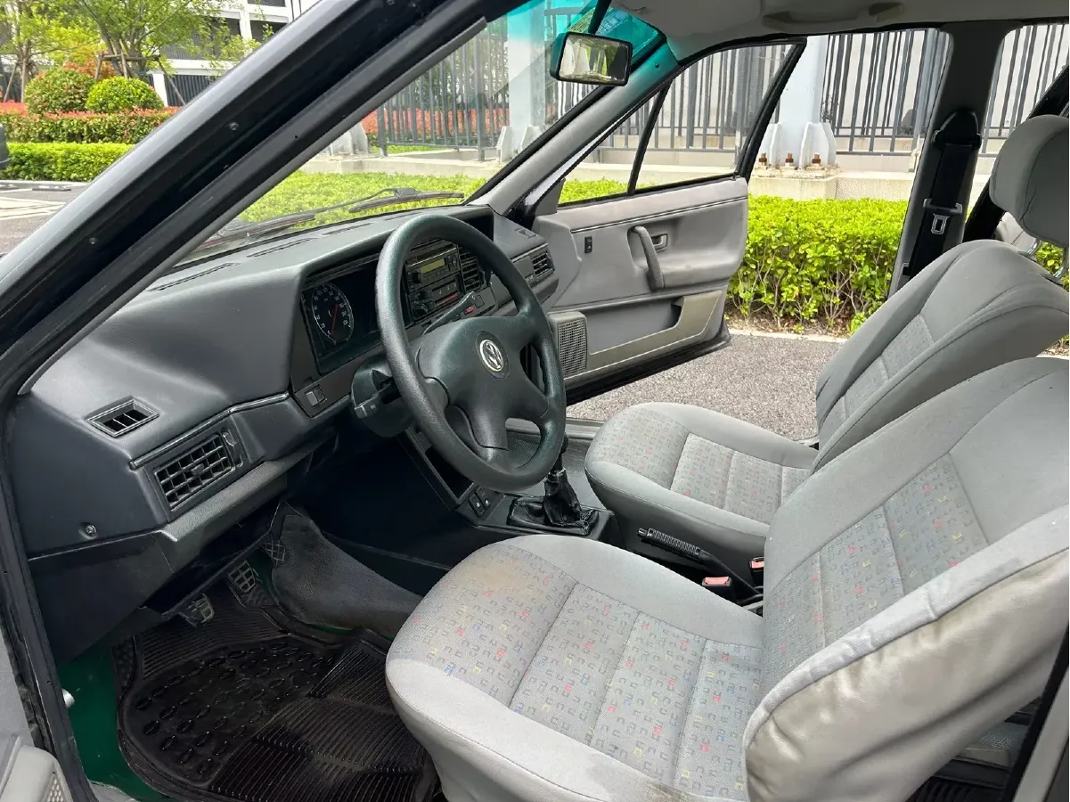 2004 Volkswagen Santana Classic 1.6L 87HP L4 5MT,autocango,china used car exporter,china ev exporter,chinese used car exporter,chinese used ev exporter