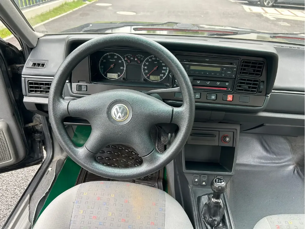 2004 Volkswagen Santana Classic 1.6L 87HP L4 5MT,autocango,china used car exporter,china ev exporter,chinese used car exporter,chinese used ev exporter