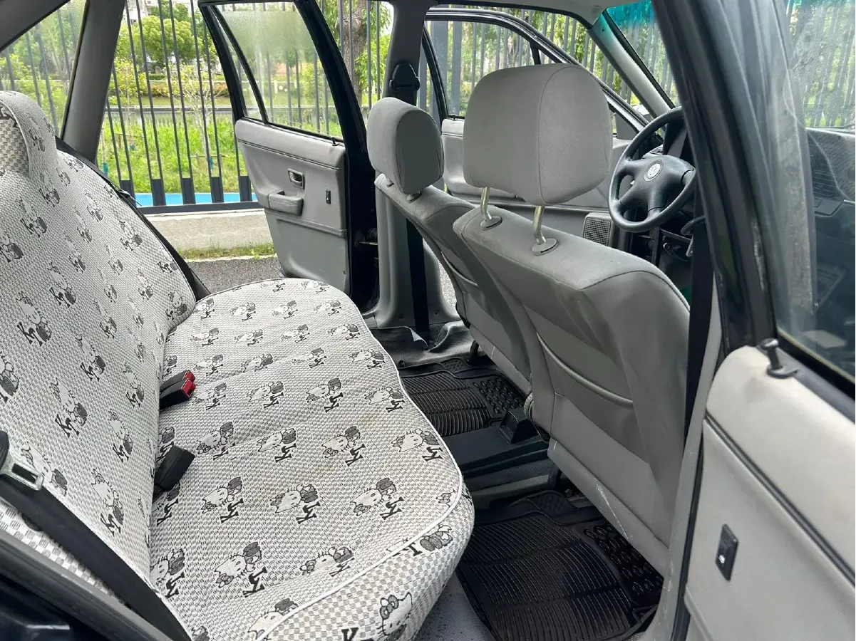 2004 Volkswagen Santana Classic 1.6L 87HP L4 5MT,autocango,china used car exporter,china ev exporter,chinese used car exporter,chinese used ev exporter