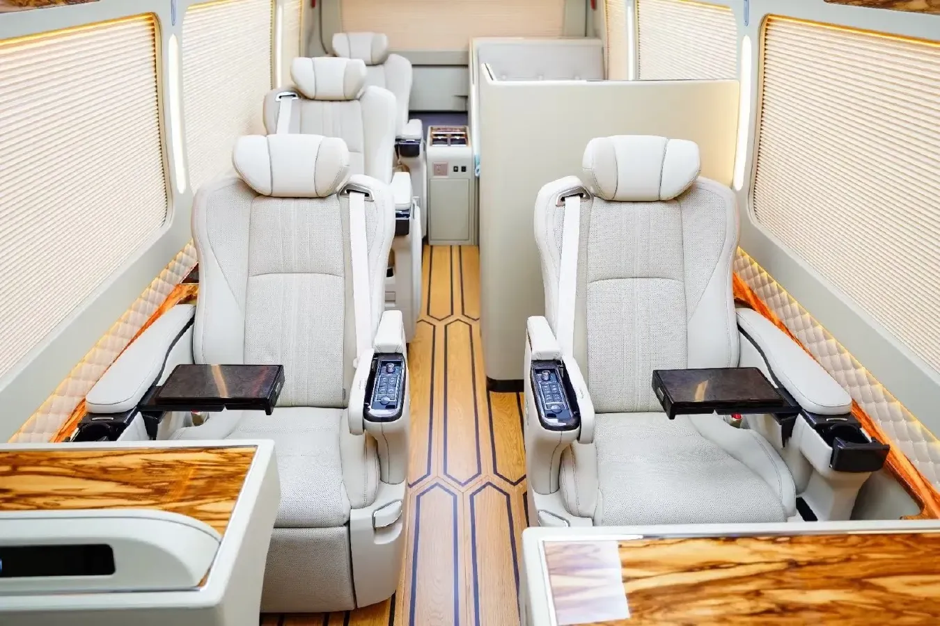 2024 HongQi GuoYue 8AT,autocango,china used car exporter,china ev exporter,chinese used car exporter,chinese used ev exporter