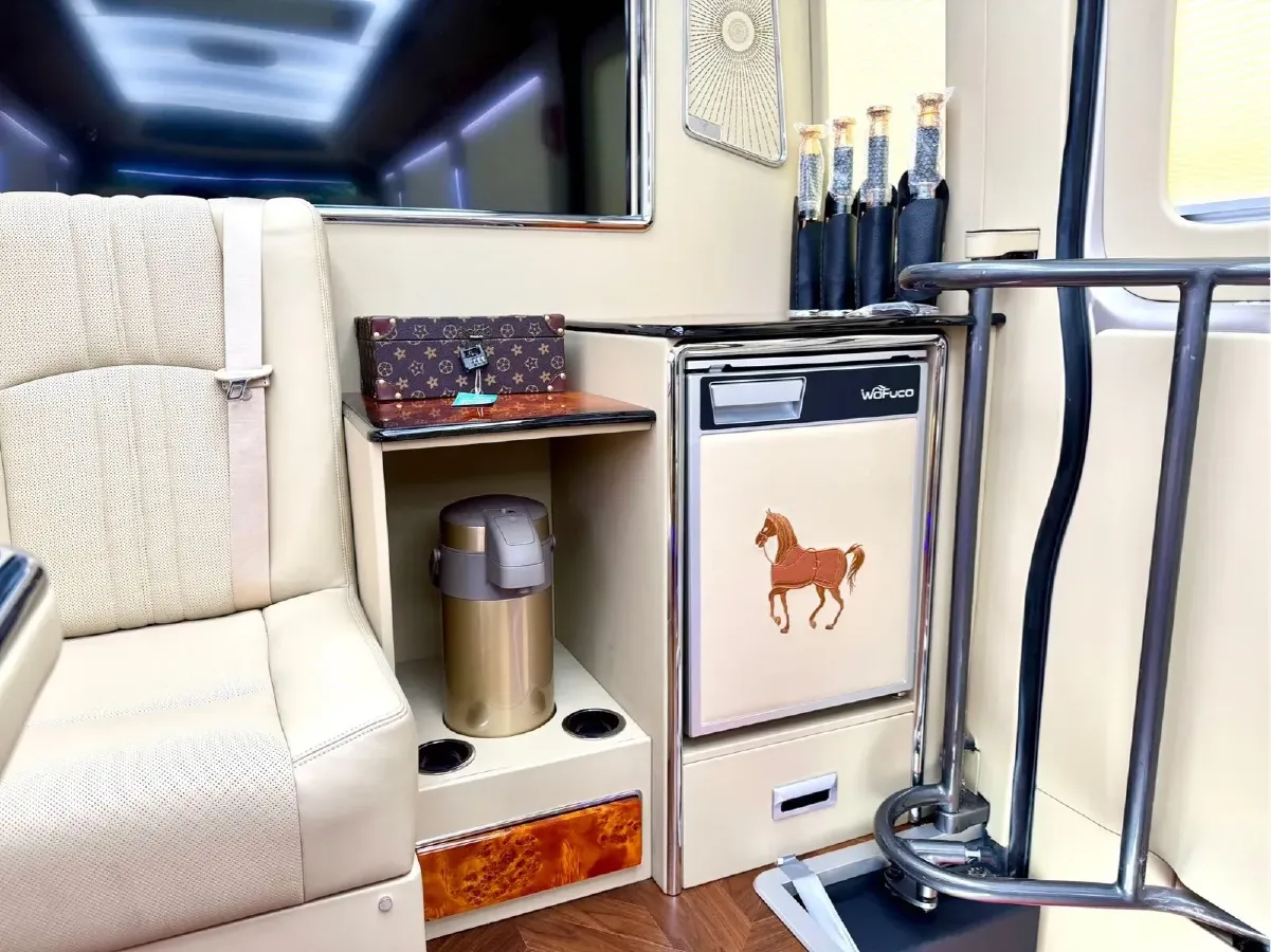 2024 HongQi GuoYue 8AT,autocango,china used car exporter,china ev exporter,chinese used car exporter,chinese used ev exporter