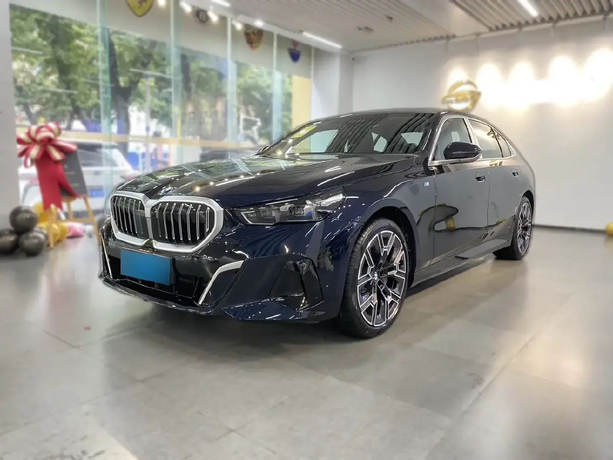 2025 BMW 5 Series 2.0T 258HP L4 8AT