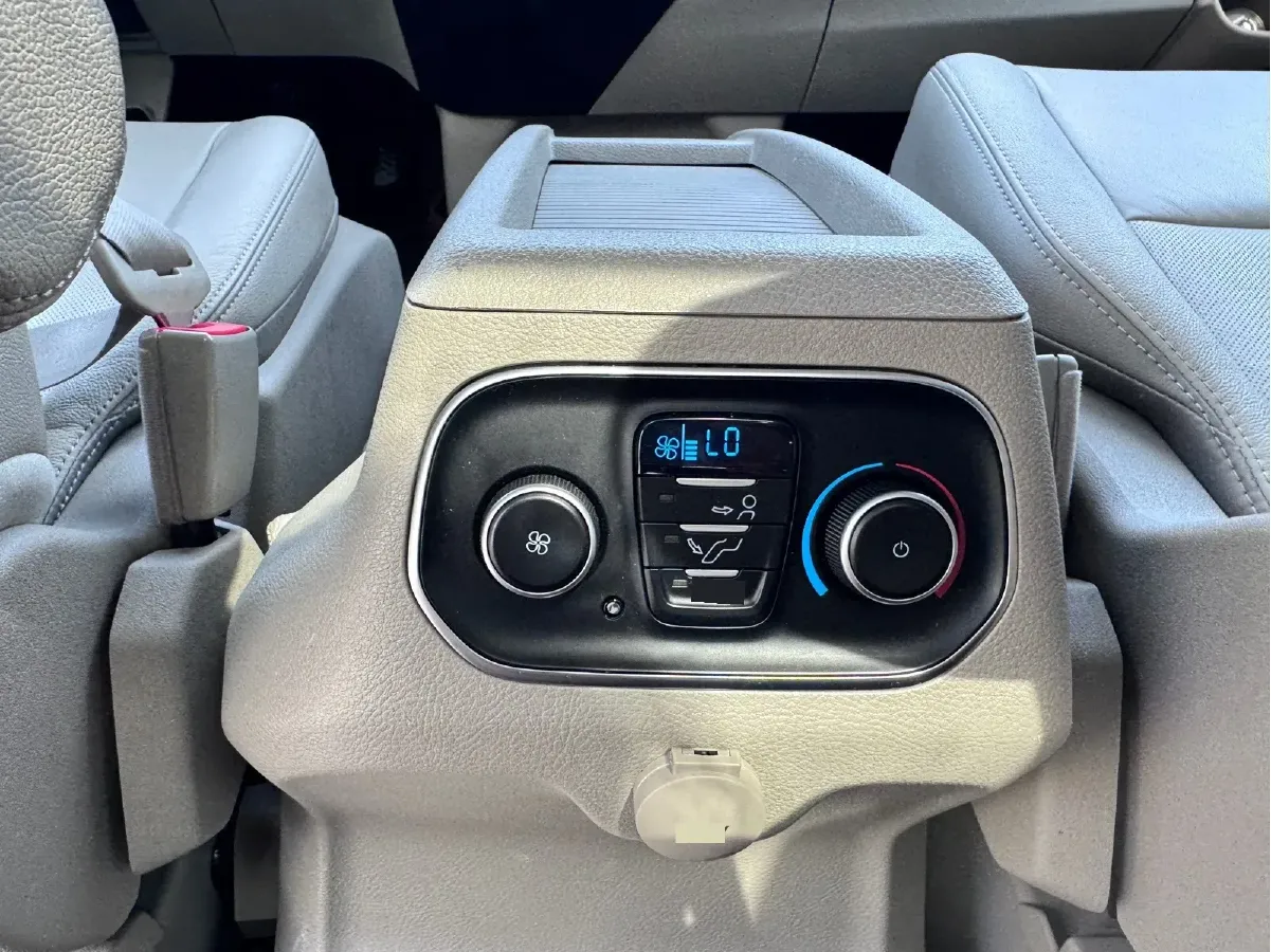 2017 Ford Tourneo 2.0T 203HP L4 6AT,autocango,china used car exporter,china ev exporter,chinese used car exporter,chinese used ev exporter