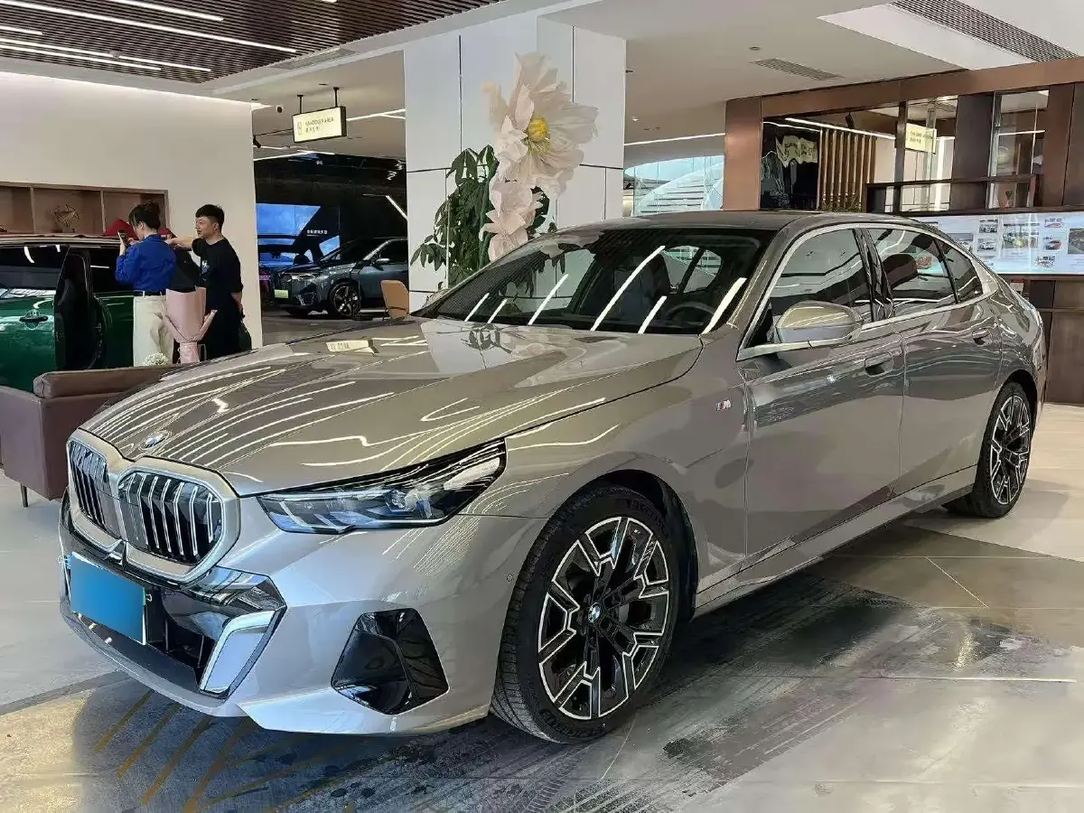 2024 BMW 5 Series 2.0T 258HP L4 8AT