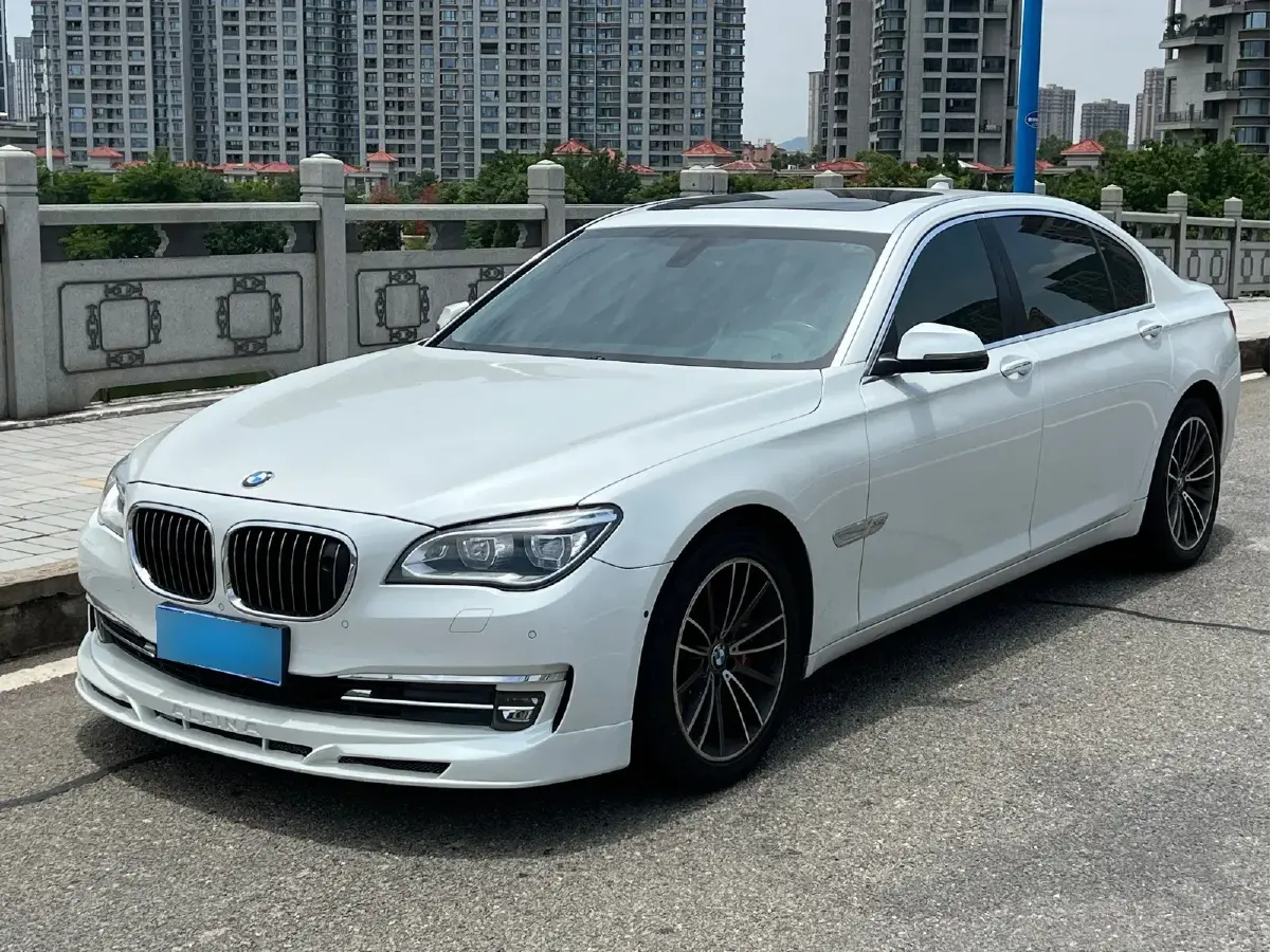 2013 BMW 7 Series 3.0T 320HP L6 8AT