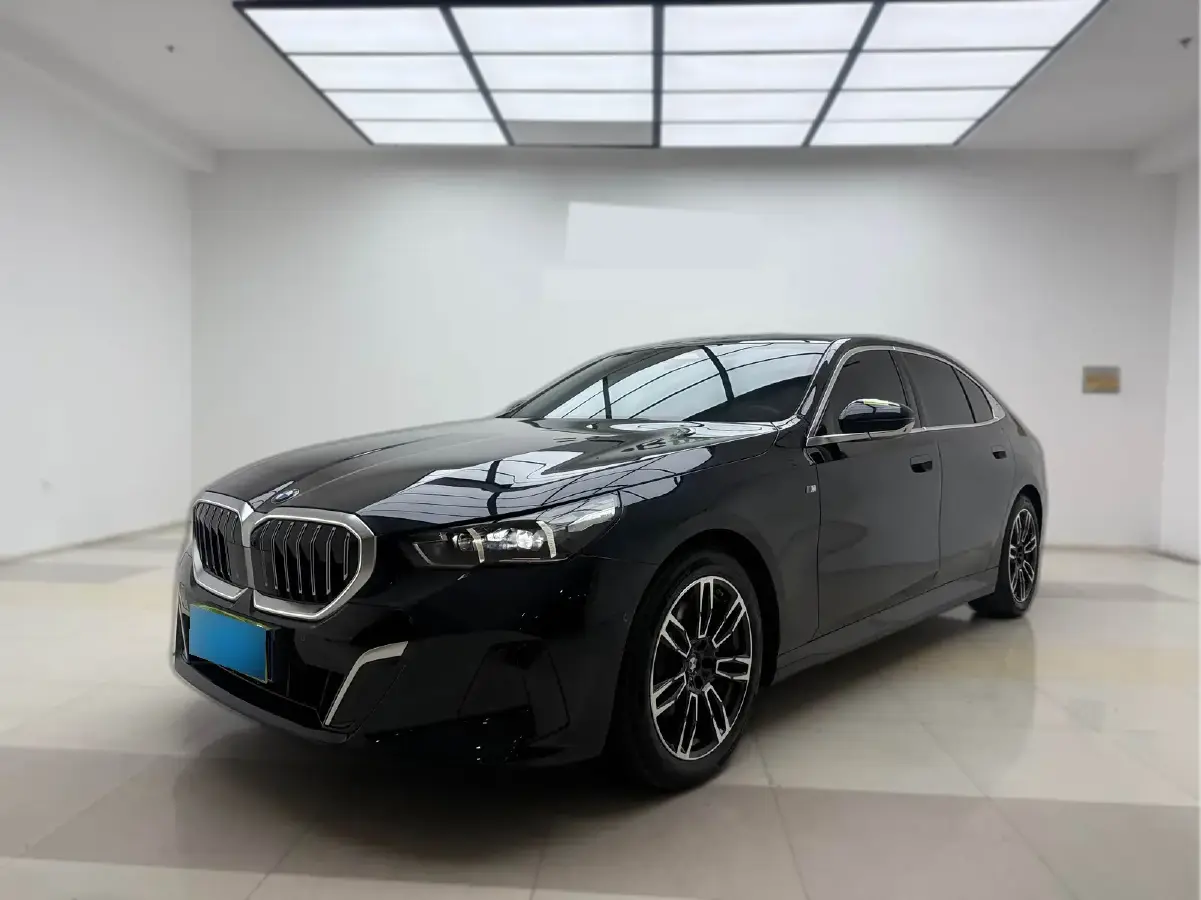 2024 BMW 5 Series 2.0T 258HP L4 8AT