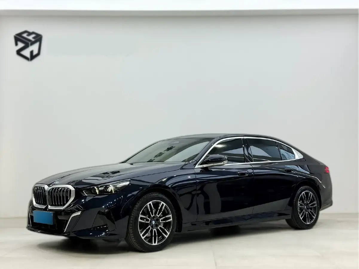 2025 BMW 5 Series 2.0T 258HP L4 8AT