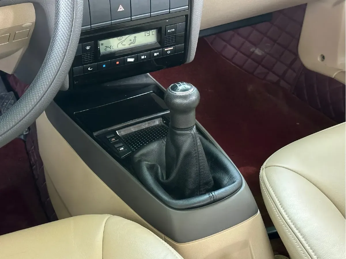 2004 Volkswagen Santana Vista 1.8L 101HP L4 5MT,autocango,china used car exporter,china ev exporter,chinese used car exporter,chinese used ev exporter