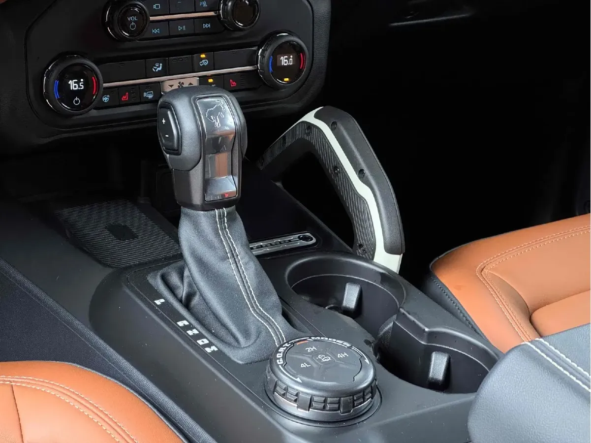 2024 Ford Bronco 2.3T 275HP L4 10AT,autocango,china used car exporter,china ev exporter,chinese used car exporter,chinese used ev exporter