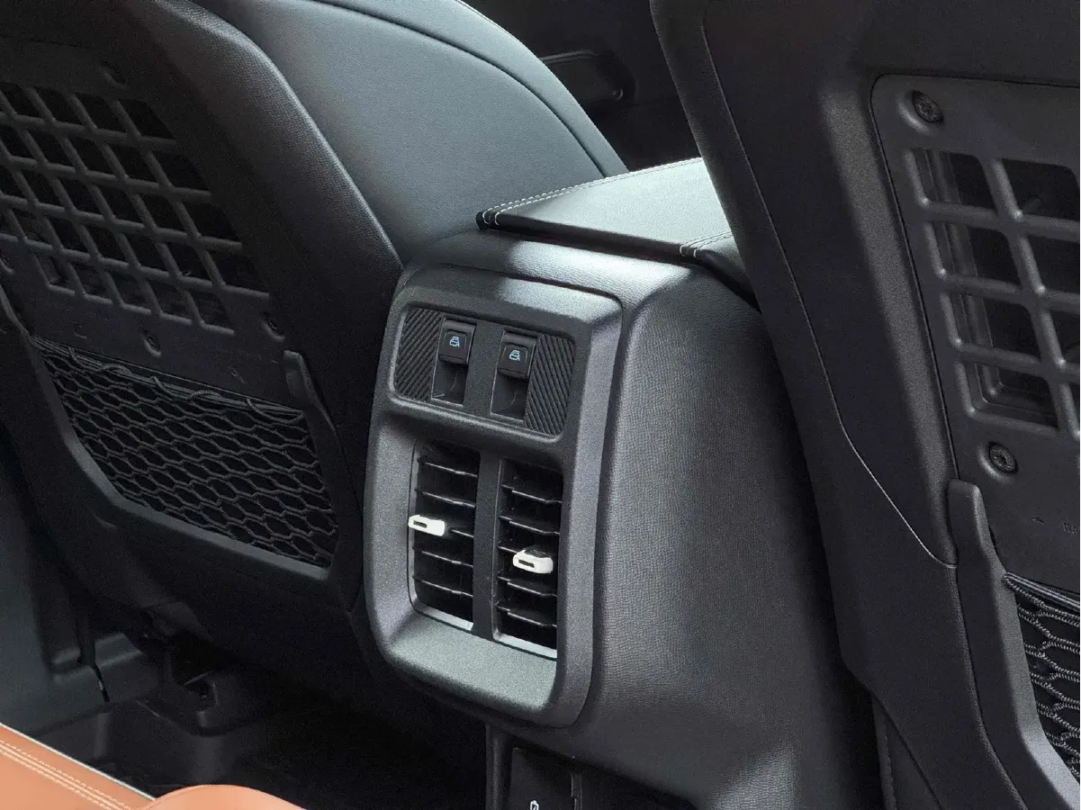 2024 Ford Bronco 2.3T 275HP L4 10AT,autocango,china used car exporter,china ev exporter,chinese used car exporter,chinese used ev exporter