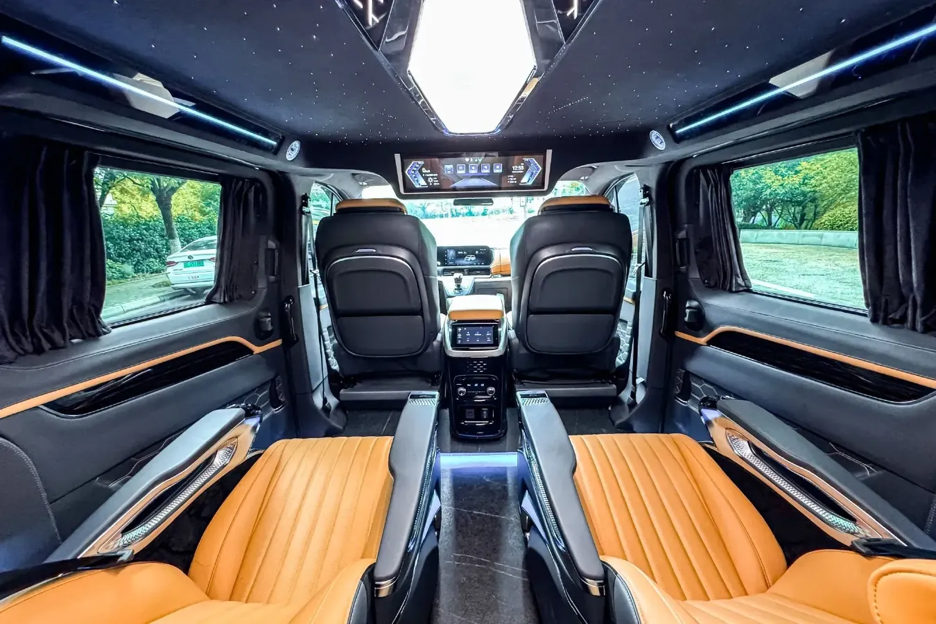 2024 Ford Tourneo 2.0T 220HP L4 9AT,autocango,china used car exporter,china ev exporter,chinese used car exporter,chinese used ev exporter