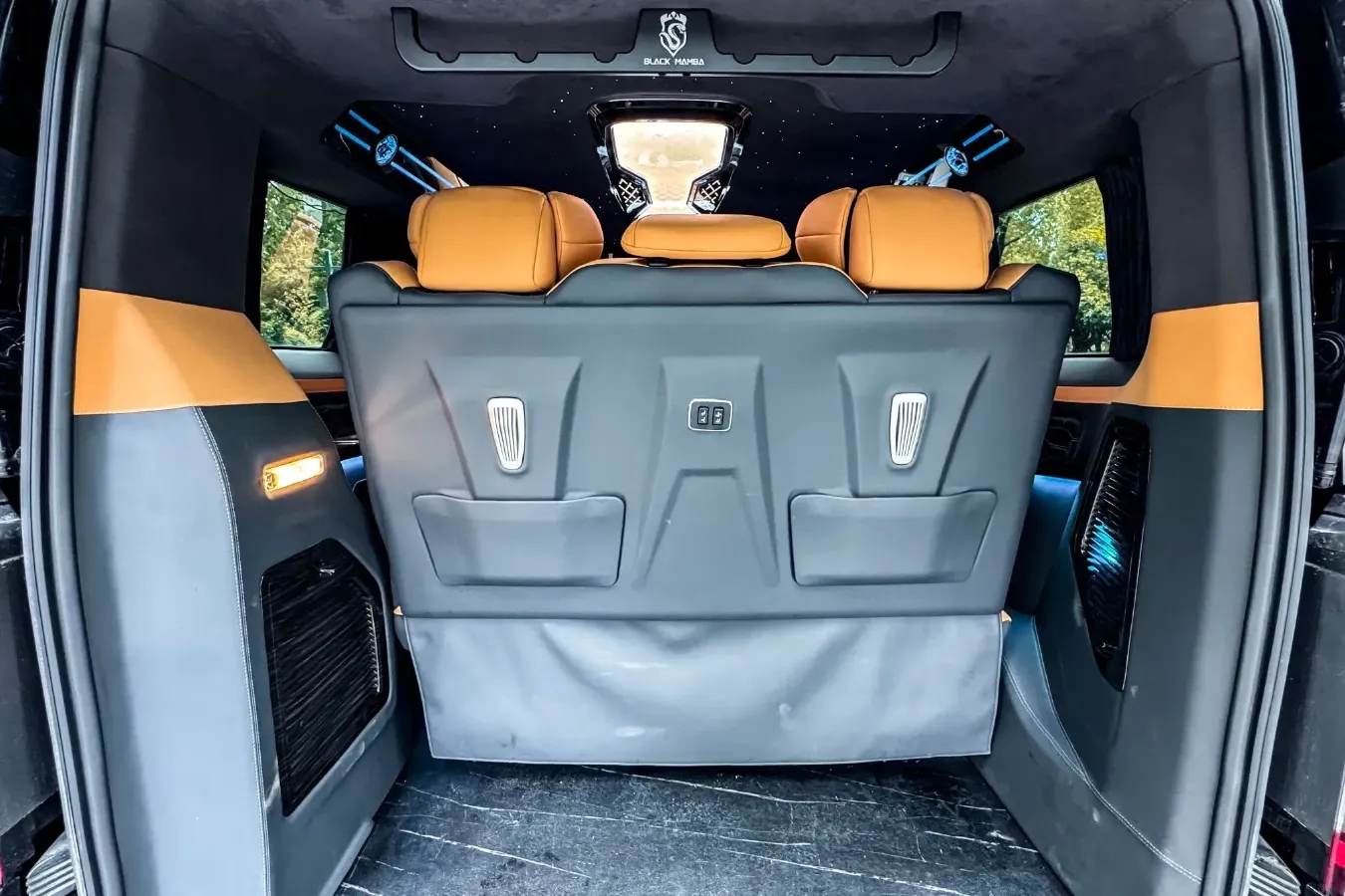 2024 Ford Tourneo 2.0T 220HP L4 9AT,autocango,china used car exporter,china ev exporter,chinese used car exporter,chinese used ev exporter