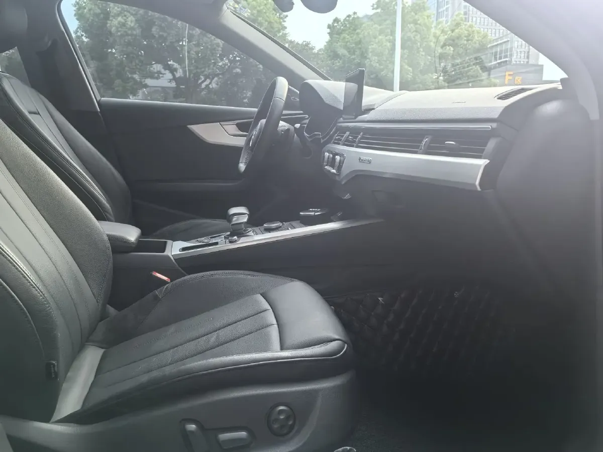 2018 Audi A4L 2.0T 252HP L4 7DCT,autocango,china used car exporter,china ev exporter,chinese used car exporter,chinese used ev exporter