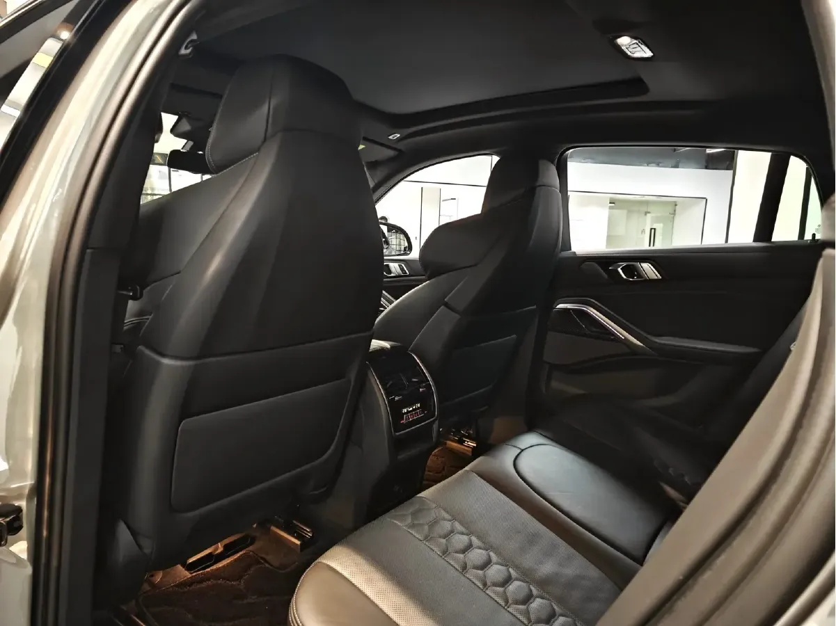 2022 BMW X6 M 4.4T 600HP V8 8AT,autocango,china used car exporter,china ev exporter,chinese used car exporter,chinese used ev exporter