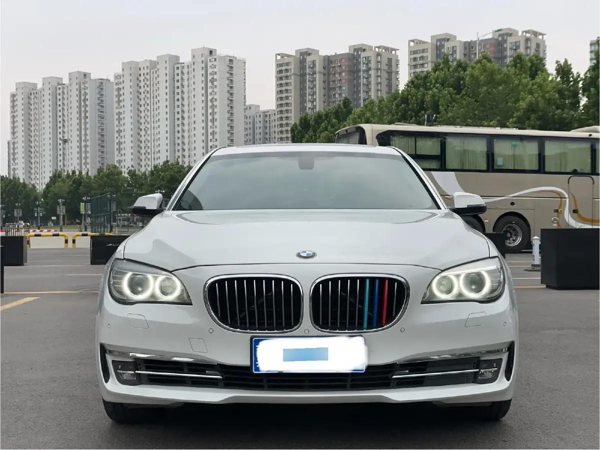 2013 BMW 7 Series 3.0T 320HP L6 8AT
