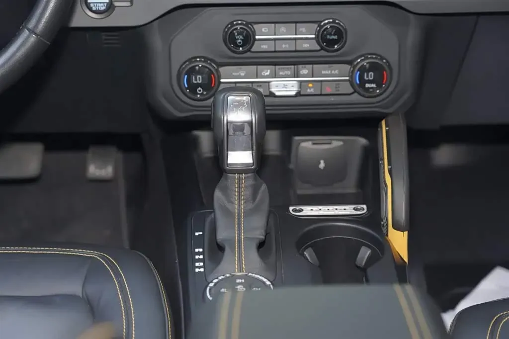 2024 Ford Bronco 2.3T 275HP L4 10AT,autocango,china used car exporter,china ev exporter,chinese used car exporter,chinese used ev exporter