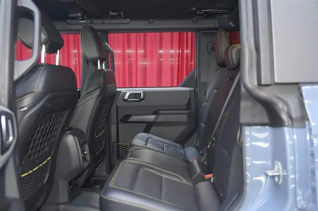 2024 Ford Bronco 2.3T 275HP L4 10AT,autocango,china used car exporter,china ev exporter,chinese used car exporter,chinese used ev exporter