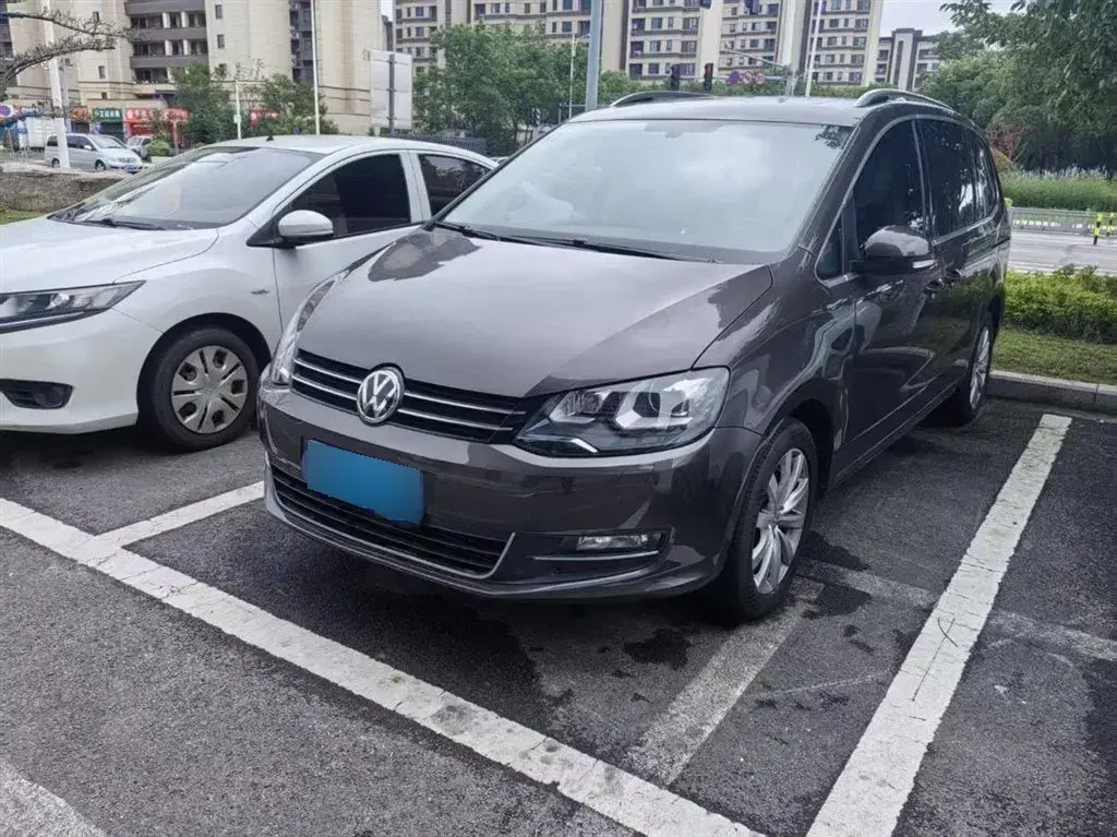 2016 Volkswagen Sharan 2.0T 220HP L4 6DCT