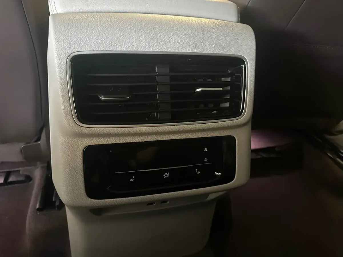 2023 Volkswagen Tavendor 2.0T 220HP L4 7DCT,autocango,china used car exporter,china ev exporter,chinese used car exporter,chinese used ev exporter