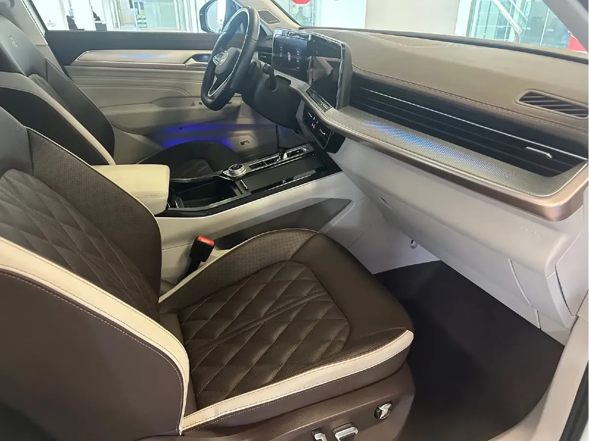 2023 Volkswagen Tavendor 2.0T 220HP L4 7DCT,autocango,china used car exporter,china ev exporter,chinese used car exporter,chinese used ev exporter