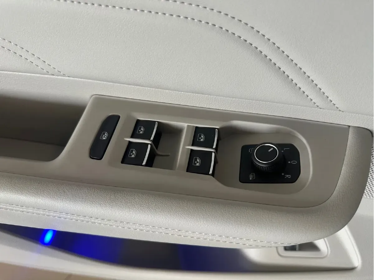 2023 Volkswagen Tavendor 2.0T 220HP L4 7DCT,autocango,china used car exporter,china ev exporter,chinese used car exporter,chinese used ev exporter