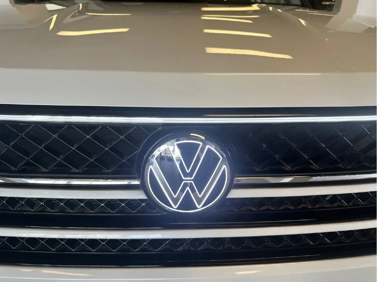 2023 Volkswagen Tavendor 2.0T 220HP L4 7DCT,autocango,china used car exporter,china ev exporter,chinese used car exporter,chinese used ev exporter