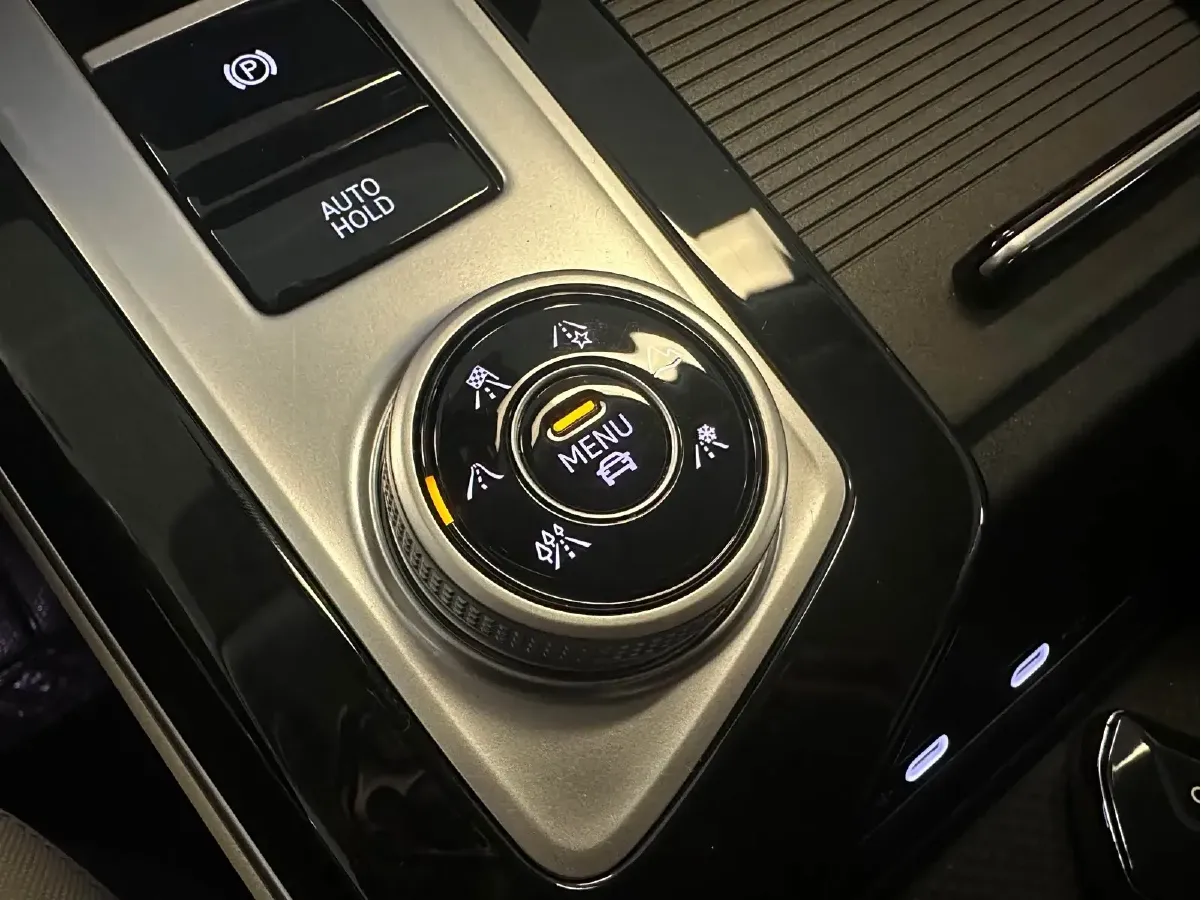 2023 Volkswagen Tavendor 2.0T 220HP L4 7DCT,autocango,china used car exporter,china ev exporter,chinese used car exporter,chinese used ev exporter