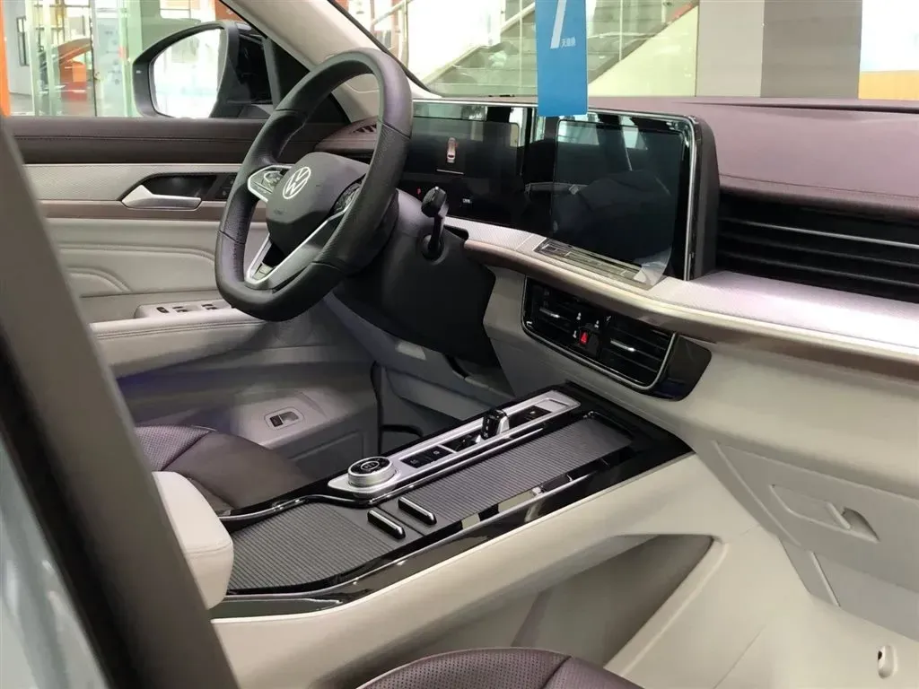 2023 Volkswagen Tavendor 2.0T 220HP L4 7DCT,autocango,china used car exporter,china ev exporter,chinese used car exporter,chinese used ev exporter