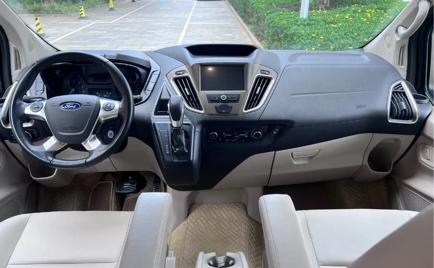 2020 Ford Tourneo 2.0T 203HP L4 6AT,autocango,china used car exporter,china ev exporter,chinese used car exporter,chinese used ev exporter