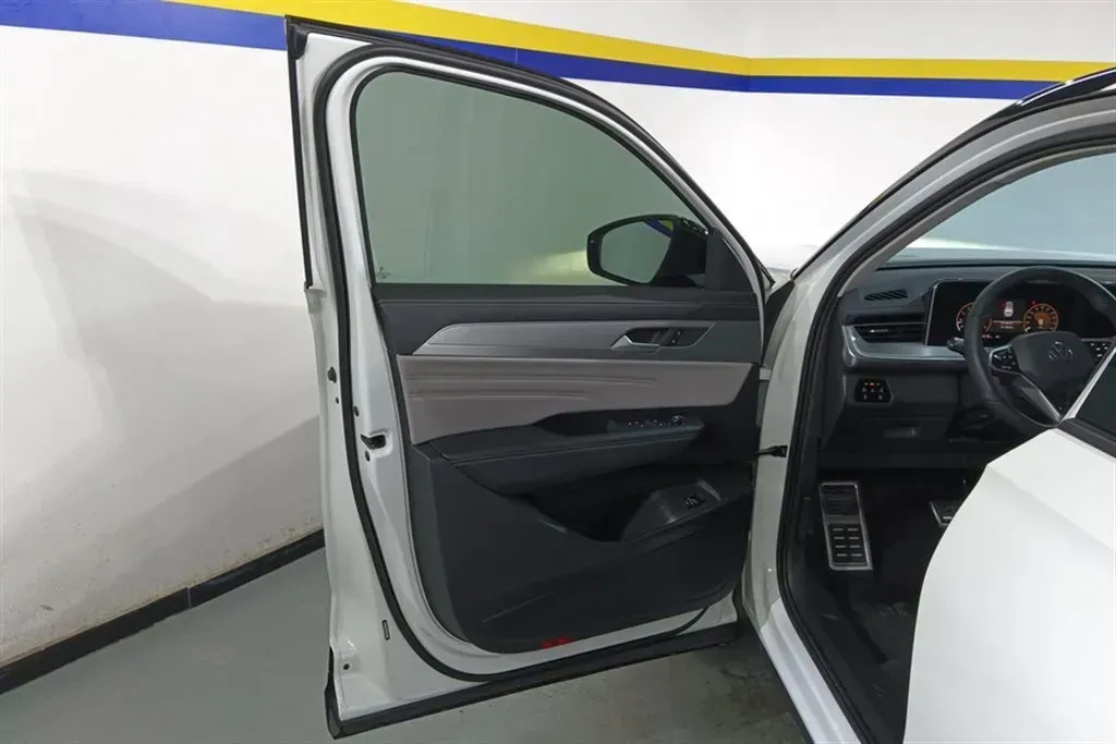 2023 Volkswagen Tavendor 2.0T 220HP L4 7DCT,autocango,china used car exporter,china ev exporter,chinese used car exporter,chinese used ev exporter