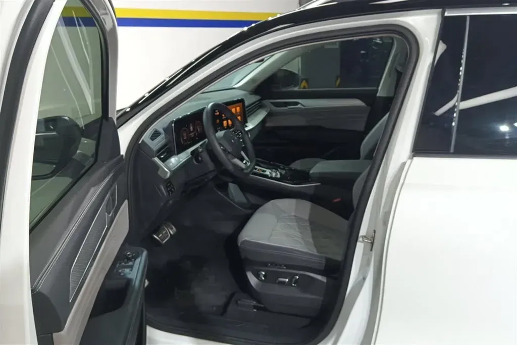 2023 Volkswagen Tavendor 2.0T 220HP L4 7DCT,autocango,china used car exporter,china ev exporter,chinese used car exporter,chinese used ev exporter