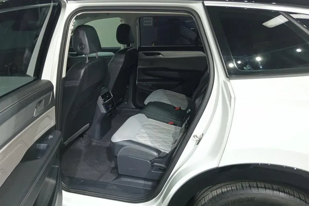 2023 Volkswagen Tavendor 2.0T 220HP L4 7DCT,autocango,china used car exporter,china ev exporter,chinese used car exporter,chinese used ev exporter