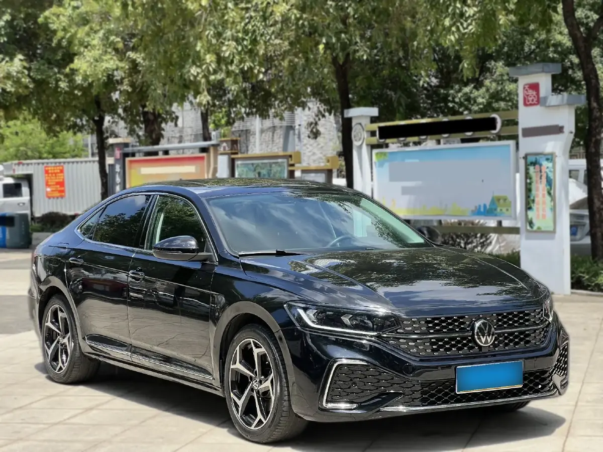 2024 Volkswagen Passat 2.0T 220HP L4 7DCT