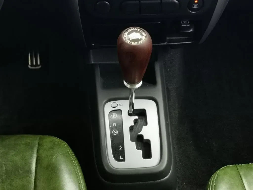 2015 Suzuki Jimny 1.3L 85HP L4 4AT,autocango,china used car exporter,china ev exporter,chinese used car exporter,chinese used ev exporter