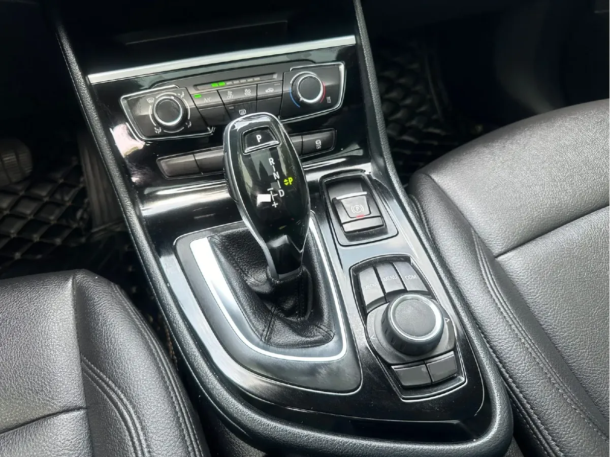 2019 BMW 2 Series SUV 1.5T 140HP L3 7DCT,autocango,china used car exporter,china ev exporter,chinese used car exporter,chinese used ev exporter