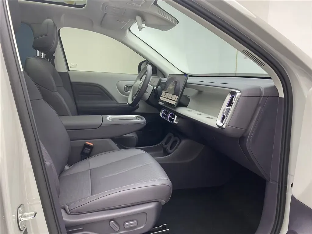 2025 Leapmotor B10 BEV 56.2KWH,autocango,china used car exporter,china ev exporter,chinese used car exporter,chinese used ev exporter