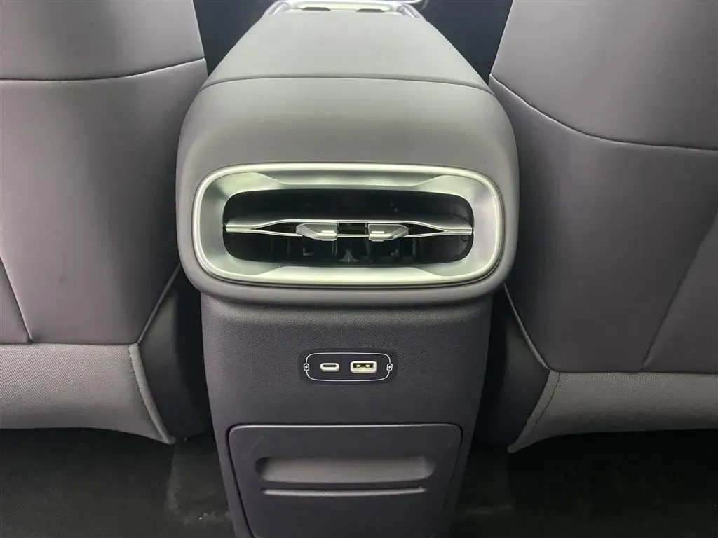 2025 Leapmotor B10 BEV 56.2KWH,autocango,china used car exporter,china ev exporter,chinese used car exporter,chinese used ev exporter