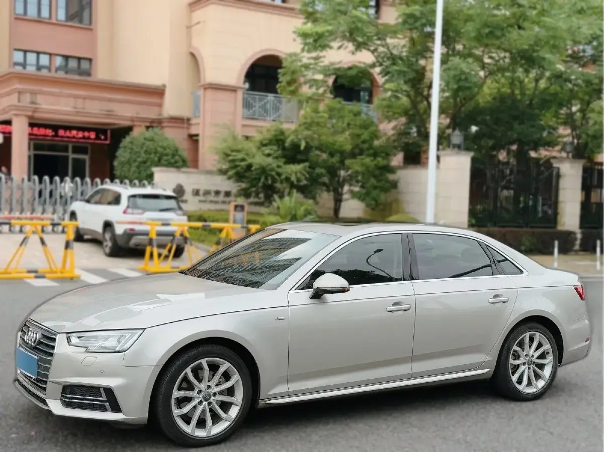 2018 Audi A4L 2.0T 190HP L4 7DCT