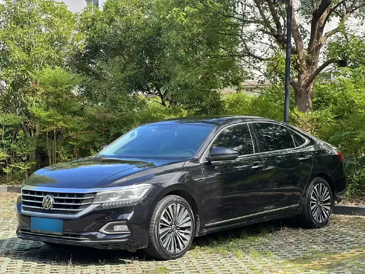 2021 Volkswagen Passat 2.0T 220HP L4 7DCT