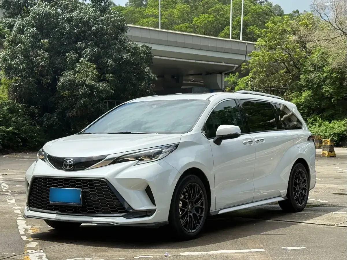 2024 Toyota Granvia 2.5L 189HP L4 E-CVT Hybrid