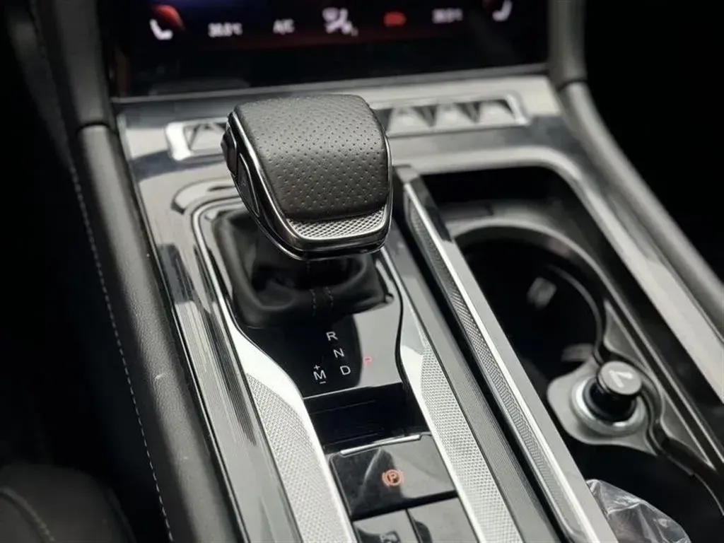 2024 HongQi H6 2.0T 252HP L4 8AT,autocango,china used car exporter,china ev exporter,chinese used car exporter,chinese used ev exporter